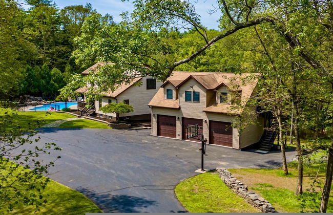 Family Fun Oasis Hot Tub Steam Room Pool Stream Firepit Games - Foto 68