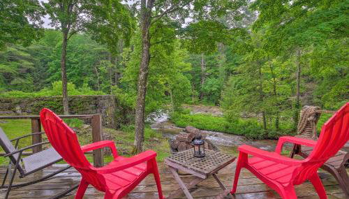 Berkshire Riverfront Ski Cabin Close to Hiking! - Foto 3