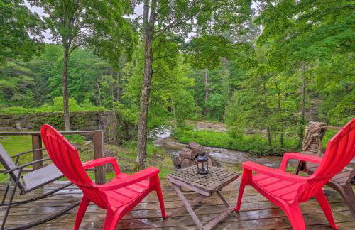 Berkshire Riverfront Ski Cabin Close to Hiking! - Foto 3