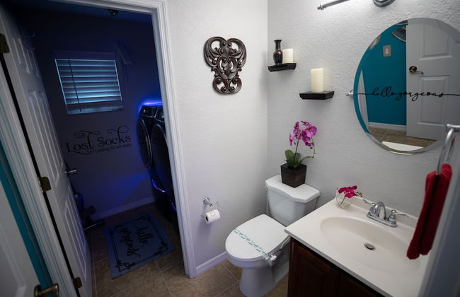 Urban Oasis W/hot Tub, Heated Pool And Private Movie Theater 2 Bedroom Home by RedAwning - Foto 33