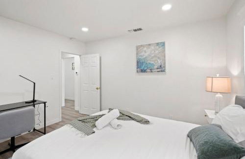 1 mile from the Beach Fire Pit, Patio, Parking! - Foto 32