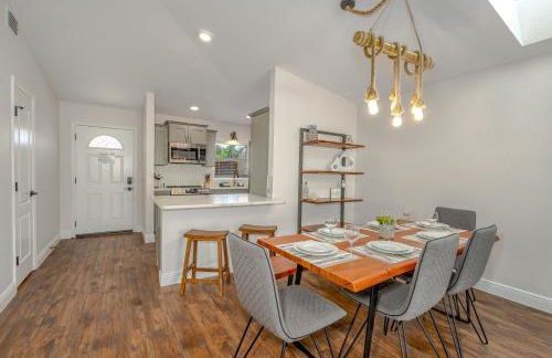 Dog Friendly Home wPrivate Fenced Yard, Garage & Fire Pit STEPS to the Beach! - Foto 9