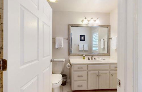 Regal Riverfront Retreat - Foto 18