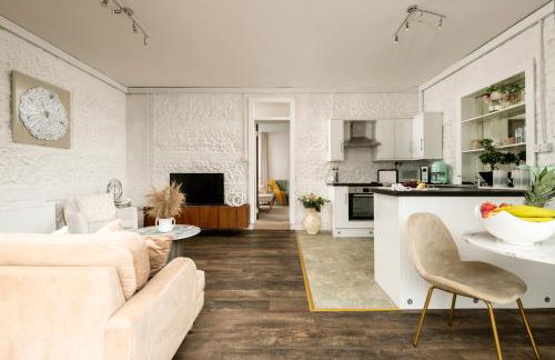 Primrose Luxury Cottage with Private Hot tub - Photo 4