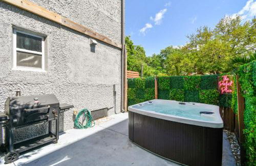 Designer Sun Filled Condo - Walk to Town - Foto 18