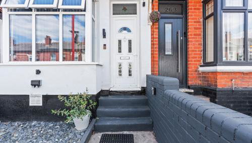 Free Parking ,Modern 4 bedrooms 10min from Birmingham city centre ideal for contractors ,Groups and Families - Foto 3