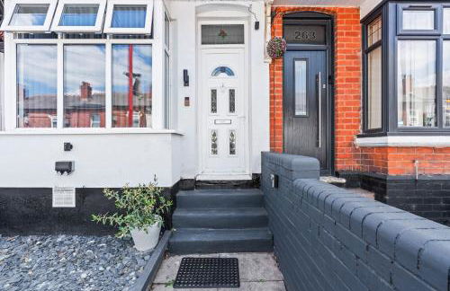 Free Parking ,Modern 4 bedrooms 10min from Birmingham city centre ideal for contractors ,Groups and Families - Photo 3