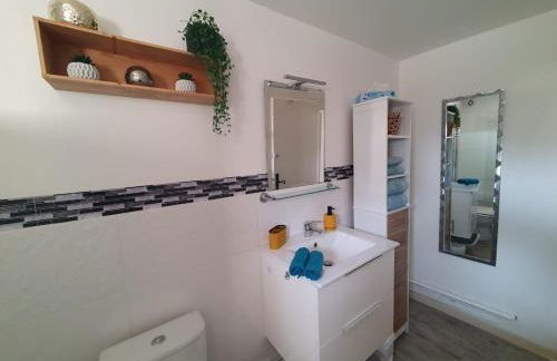 Le Mas Synaé- Joli studio classé 3étoiles avec terrasse et piscine - Foto 23