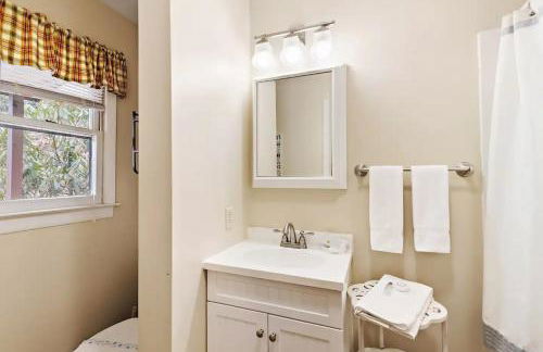 Charming Modern Cabin with Hiking Trails and Fire Pit - Foto 4