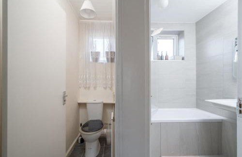 Stylish 3 Bed Home with Gardens Fast Transport Links - Foto 11