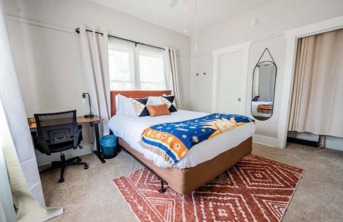 Work Desk- FirePit-Pool-Steps to UofA - Foto 6