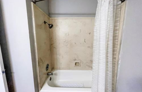 Family Retreat - Near Shopping, Dining & Beach - Foto 17