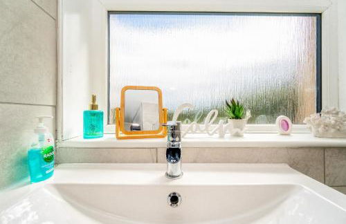 Sleek and Stylish 3 Bed in Greenock - Sleeps 8 - Photo 23