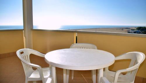 Experience the Beach Breeze in our Bright Flat - Foto 2