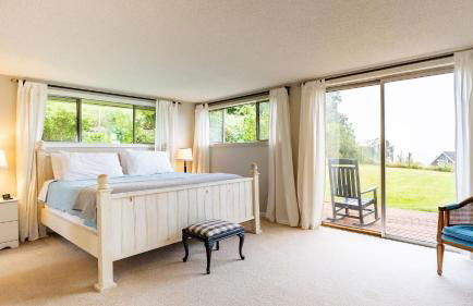 Private Beach Access + Water Views! Sleeps 18, Historic 6bdr Farmhouse w/ Deck - Foto 10