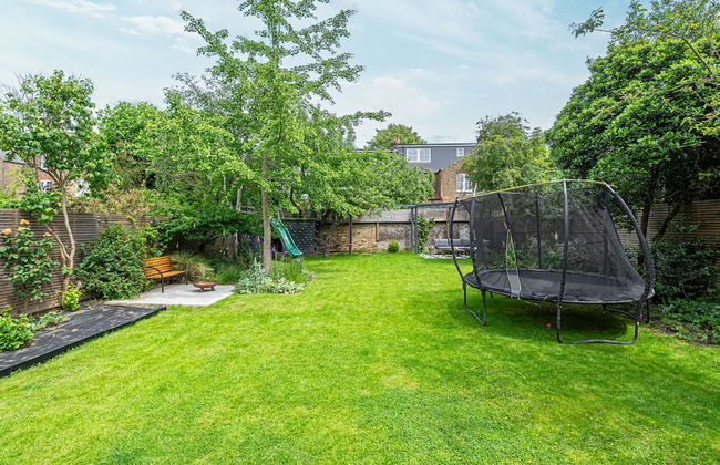 Chic and Colourful Family Home by Underthedoormat - Foto 59