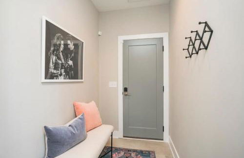 Roof Deck Grill VIEWS 2 Miles from Broadway - Foto 44