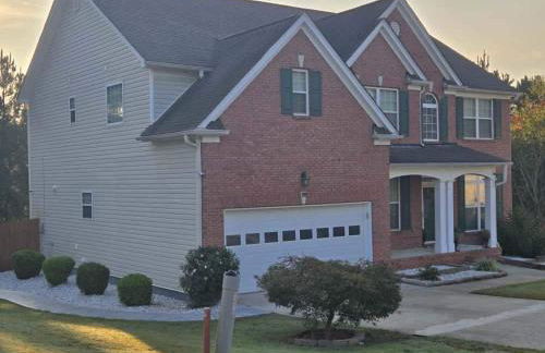 This luxury basement is the perfect getaway - Foto 19