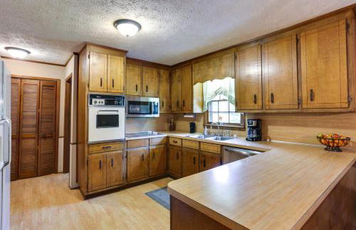 Cozy Georgia Getaway with Deck, Grill and Fire Pit! - Foto 7