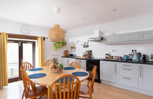 Naut Retreat, The Big Barn - Spacious & cosy cottage, walk to Porthcurno beach, Pedn Vouder & Minack Theatre - Photo 3