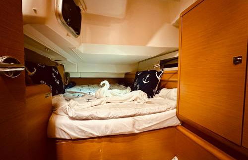 Sleep aboard a modern sailboat in Oeiras - Foto 10