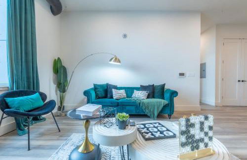 Emerald Escape, Free Parking, 2 Bath, Sleeps 8 Near American Dream and The Airport, King Bed and 2 Queen Beds, Washer and Dryer - Foto 1