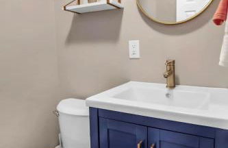 Modern Townhome with Decks Fireplace & Mountain Views - Foto 14