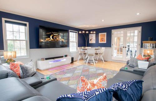 Stellar Home with Hot Tub & Movie Room - Foto 1