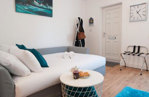 The Wellington - Stylish 3-Bedroom House, Sleeps 8, Ideal for Professionals - Photo 14