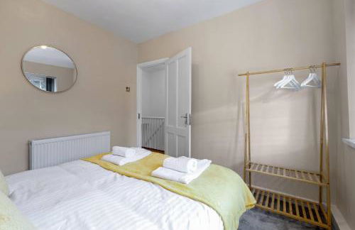 Family-Friendly 4-Bed near Parks & Transport Links - Foto 39