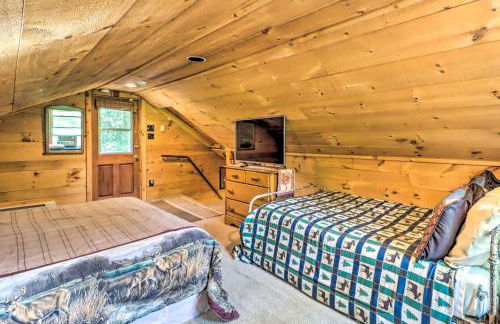 Secluded and Quiet Pocono Mountain Cabin with Hot Tub! - Foto 18