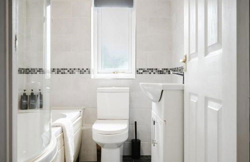 Modern 2 Bedroom House with Parking - Photo 2