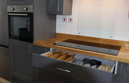 Home Near Etihad, Free Parking, Workplace & Garden - Foto 11