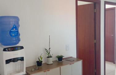 Terraço Familiar , 2 quartos com ar condicionado, 2 banheiros, churrasqueira a carvão , wi-fi, vaga para 2 carros suporta até 7 pessoas - Foto 16