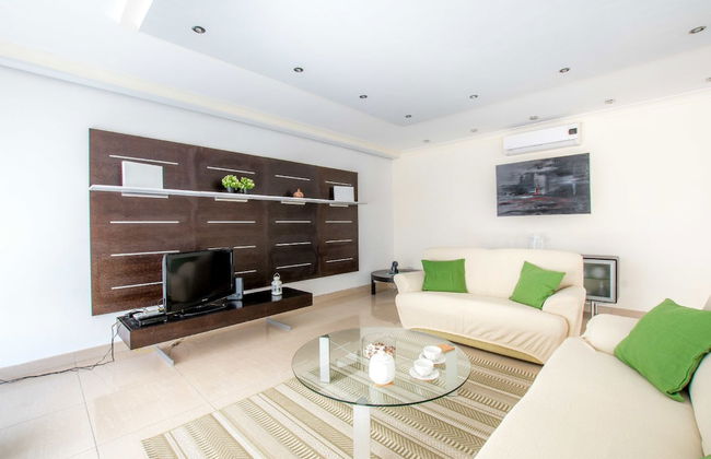 Bright, Spacious and Right in the Center - Foto 15