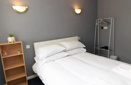 3 bed home sleeps 8 people located 1 min from train stop - Otley Terrace - Photo 12