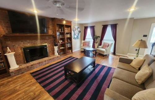 Large near Shops/Dining & easy access to freeway - Foto 1