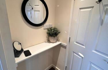 #81 Stylish Top Floor - for 2 - 10 mins to Brueton Park - " Perfect for Business Traveler and Couple - Free Parking" - Foto 9