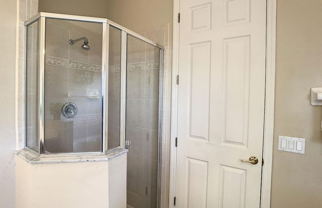 Fantastic 7 Bed 6 Bath in Prestigious Gated Comm - Foto 46