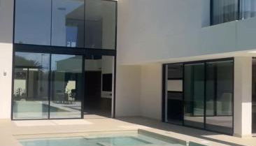 Ultra-Modern 5-Bed Luxury Chalet with Private Pool & Home Cinema 13 Min To Beach - Foto 3