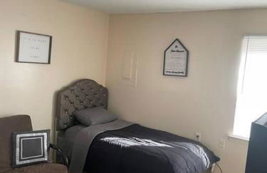 Beautiful Spacious 3 BR brick home for the family - Photo 20