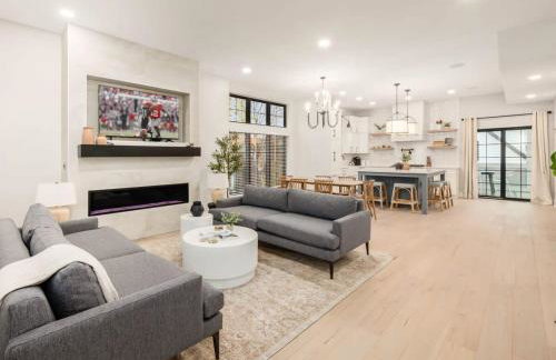 Chateau in the Village - Brand New 3BD 5BA - Foto 6