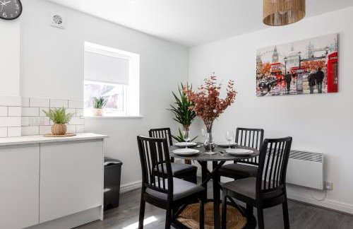 Waterfront 2 Bed Apartment - Free Parking & Wi-Fi - Foto 15