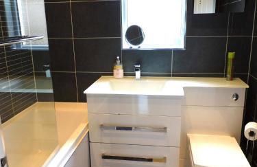 Beautiful 3 bedroom home with large garden 35 mins to Glasgow & Edinburgh - Photo 18