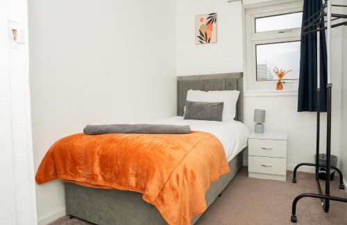 Stylish 3 bed house with free parking - Foto 6