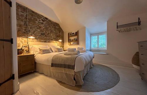 The Old Gallery - Charming Coastal Escape For Two - Photo 1