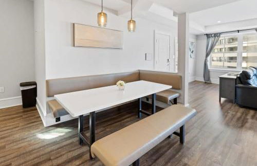 Modern 4BR 2BA Apt Steps to the Beach Open Living - Foto 7