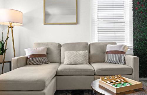 3BR 2BA Derby Home Walk to Churchill Free Parking - Foto 9