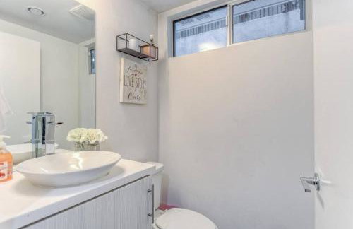 Chic Silver Lake Oasis with Breathtaking City Skyline Views, Private Rooftop & Garage - Foto 20