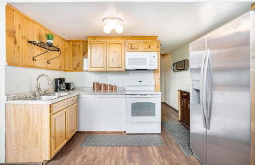 Quaint Loft Cabin w Hot Tub, FirePit, Deck & Grill - Foto 13